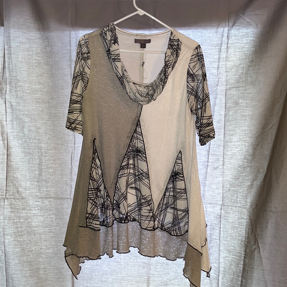 Women’s black and white tunic by Metric